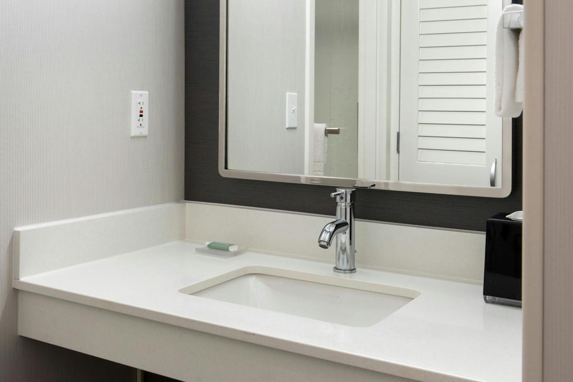 Courtyard By Marriott Silver Spring North/White Oak Dış mekan fotoğraf